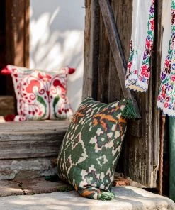 Mind The Gap Zold Linen Cushion